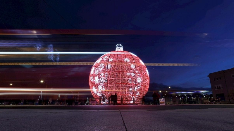 Vista de una gran bola navideña instalada en A Coruña, este martes.