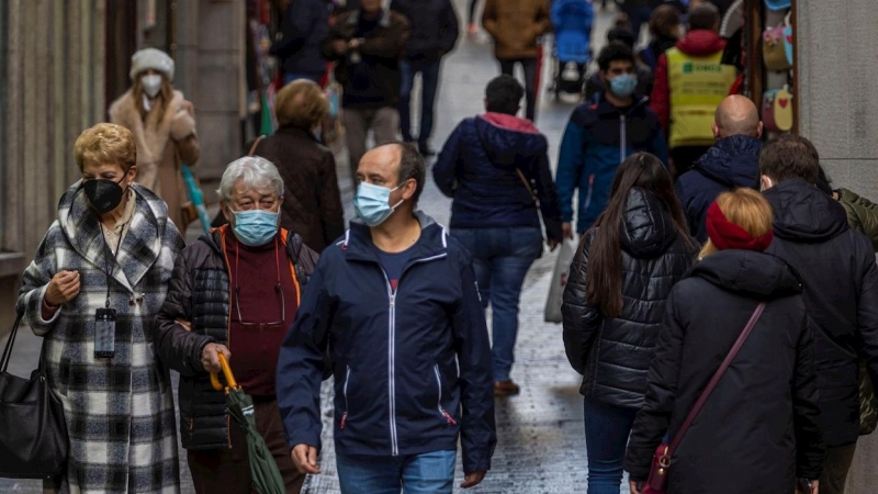 Varias personas caminan con mascarillas por las calles de Toledo el 24 de diciembre de 2021.