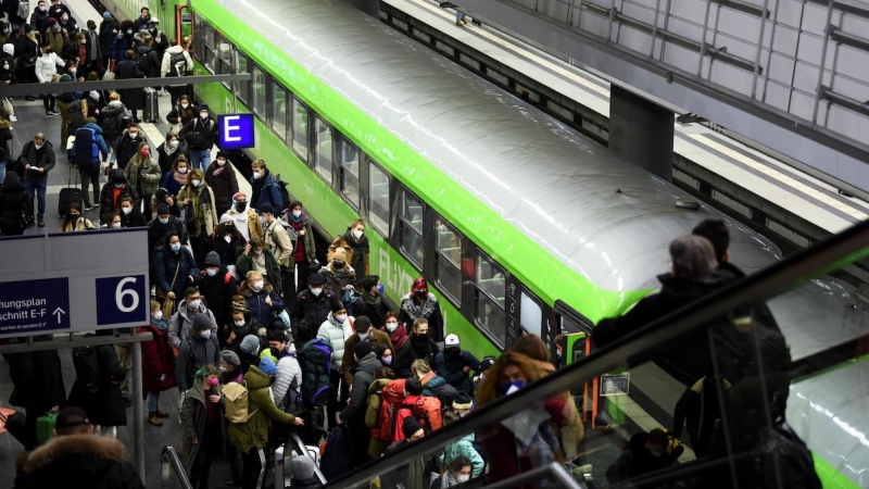 Un grupo de personas caminan en plena pandemia por un andén de la estación central de Berlín, Alemania, el 22 de diciembre de 2021.
