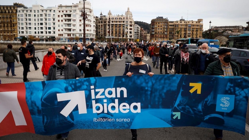 26/12/2021 La red de apoyo a los presos de ETA Sare en una marcha ciclista desde la cárcel de Martutene hasta los juzgados de San Sebastián