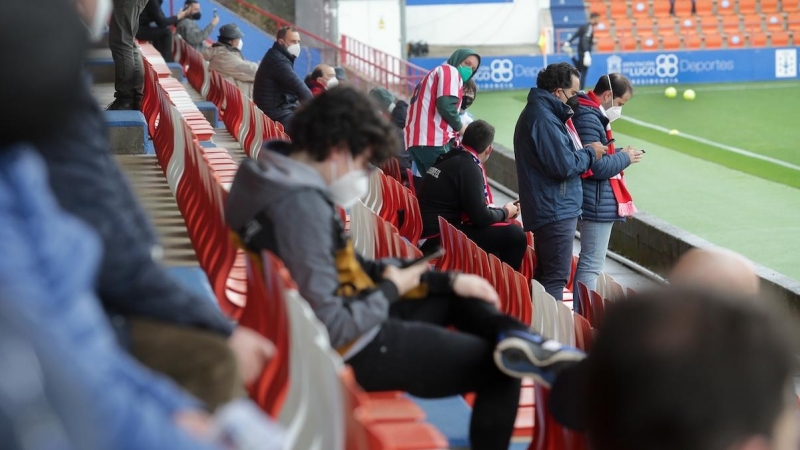 Aficionados en las gradas del estadio Ángel Carro antes del inicio de un partido de Segunda División entre el Club Deportivo Lugo y el Mirandés, a 15 de mayo de 2021, en Lugo.