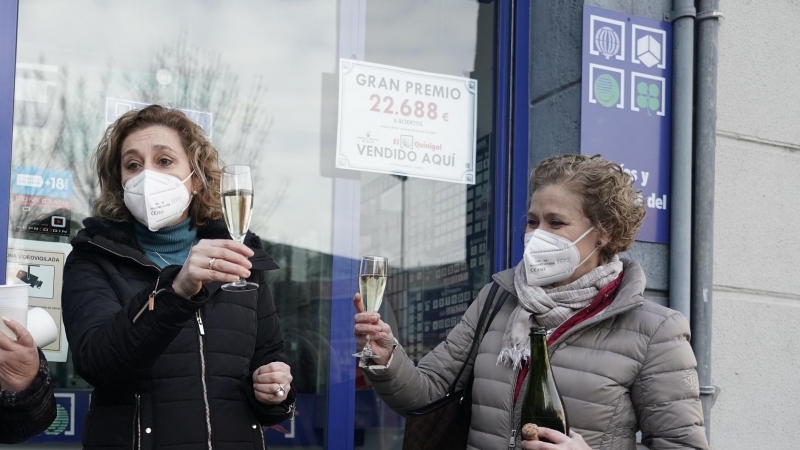 30/12/2021-Trabajadoras de la administración de loterías núimero 29 de Bilbao celebran haber vendido parte del gordo de la Lotería del Niño, en Bilbao, País Vasco (España), a 6 de enero de 2021.