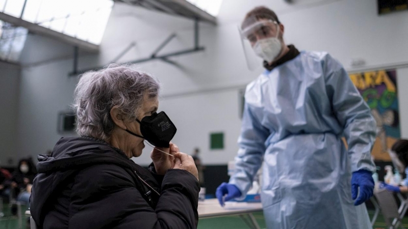 Personal sanitario realiza este viernes test de antígenos en saliva en la Casa da Xuventude, en Orense.