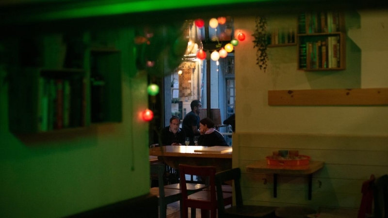 Interior de un bar en una calle céntrica de Barcelona, a 14 de octubre de 2021, en Barcelona, Catalunya.