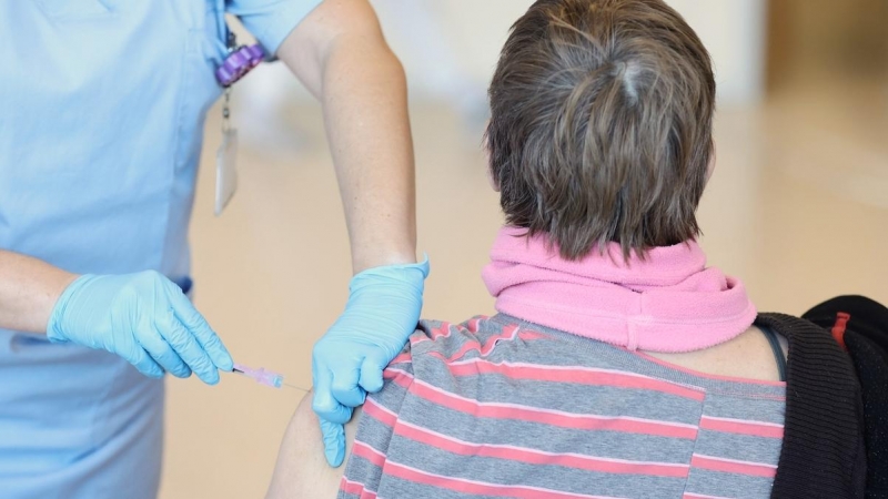 Una persona recibe una vacuna contra el Covid-19, en el Hospital Infanta Sofía, a 30 de diciembre de 2021, en San Sebastián de los Reyes, Madrid.