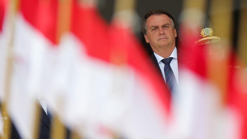 El presidente de Brasil, Jair Bolsonaro, observa durante la ceremonia de cambio de guardia presidencial, en el Palacio Planalto en Brasilia, Brasil, 16 de diciembre de 2021.