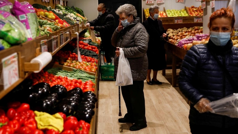 Varias personas en una frutería en Madrid. REUTERS/Susana Vera