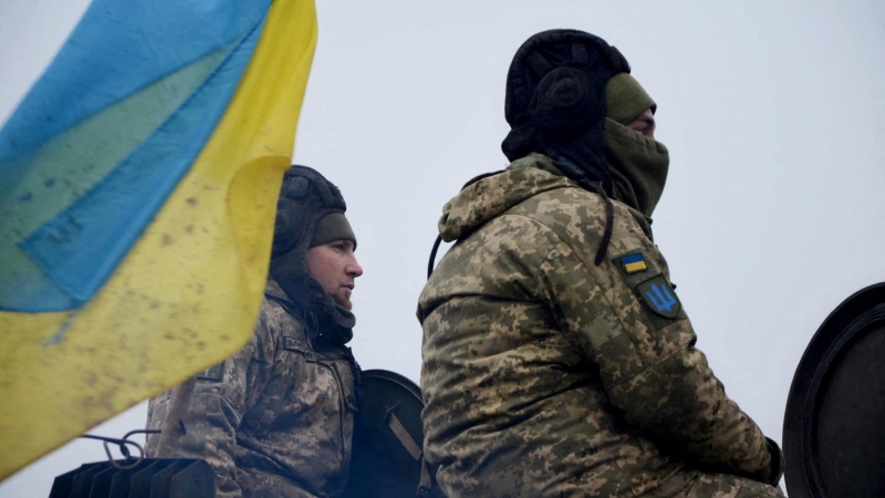 Los miembros del servicio de la 92.ª Brigada Mecanizada Separada de las Fuerzas Armadas de Ucrania participan en ejercicios de artillería