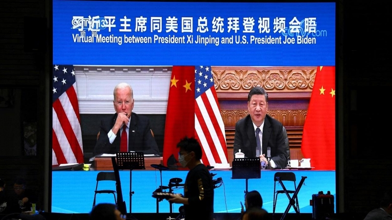 16/11/2021 El presidente chino, Xi Jinping, y su homólogo estadounidense, Joe Biden, en una reunión virtual