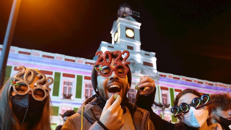 Miles de madrileños se tomaron las uvas este jueves en la madrileña Puerta del Sol en el ensayo de las tradicionales doce uvas de Nochevieja.