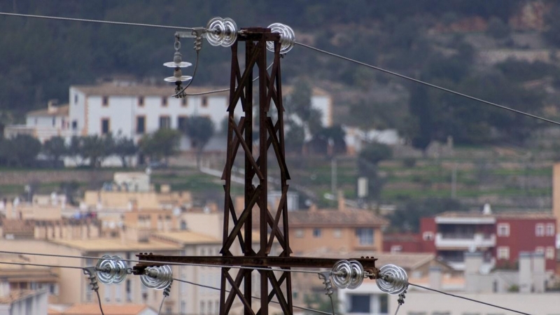 23/12/2021.- Imagen de archivo de una torre eléctrica. EFE/Cati Cladera