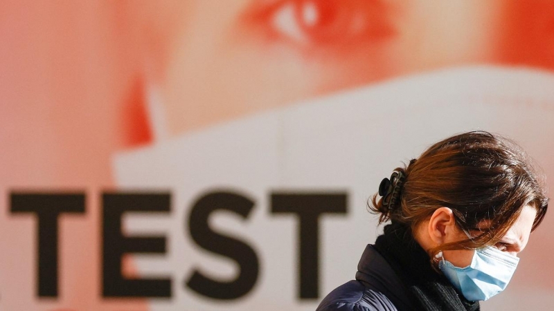 Mujer con mascarilla en París