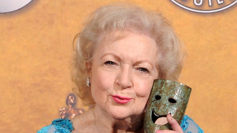 La actriz Betty White posa entre bastidores con el premio Life Achievement Award de los Screen Actors Guild Awards en el Shrine Auditorium de Los Ángeles.