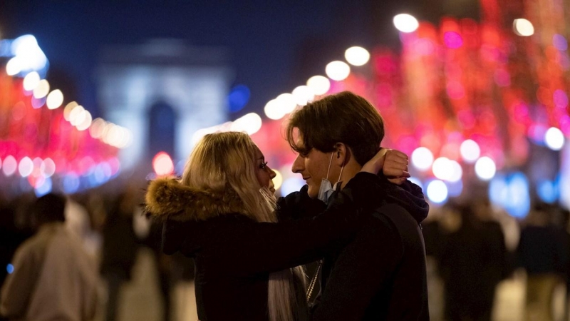 Una pareja en París, Francia, durante la Nochevieja.
