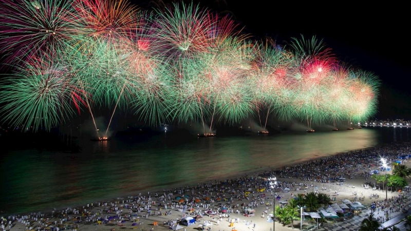 Fuegos artificiales estallan sobre la playa de Copacabana durante la celebración del Año Nuevo, en Río de Janeiro (Brasil).