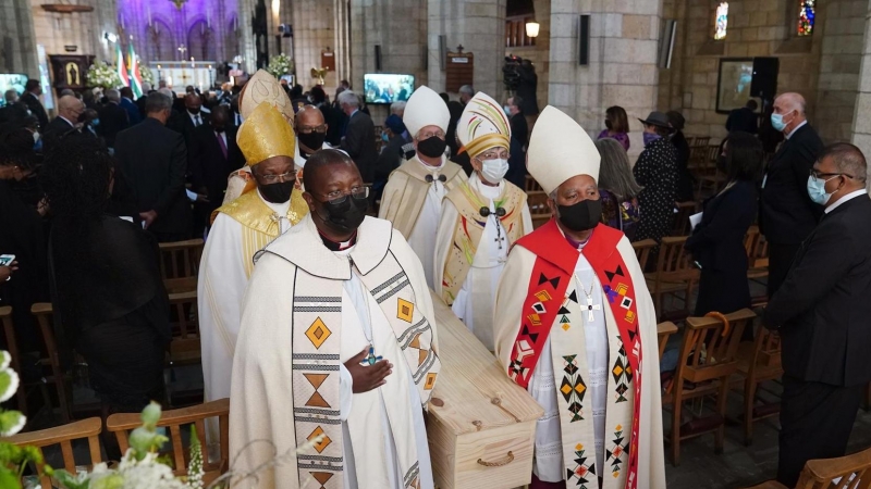 Los miembros del clero cargan el ataúd del difunto arzobispo emérito Desmond Tutu cuando salen de la catedral de San Jorge durante su funeral de estado en Ciudad del Cabo.