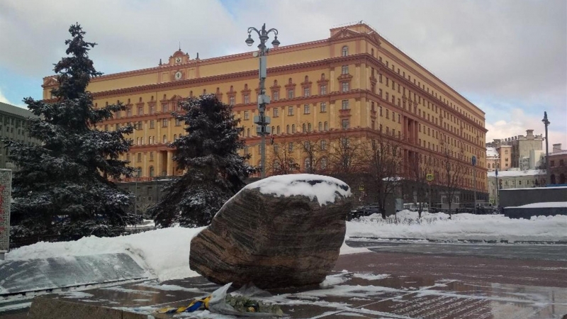 monumento a los presos del GULAG o red de campos de trabajo soviéticos, una gran roca traída del primer GULAG de la historia, el archipiélago de Solovkí, erigido frente a la sede del FSB, antiguo KGB.