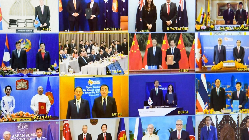 Los líderes de la ASEAN  se unen para una foto de grupo virtual después de firmar la Asociación Económica Integral Regional (RCEP) durante una ceremonia de firma virtual en la Casa del Parlamento en Canberra, el domingo 15 de noviembre de 2020.