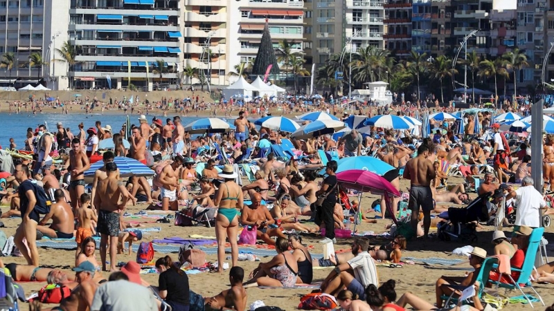 Miles de personas disfrutaron este viernes del primer día del año en la playa de Las Canteras, en Las Palmas de Gran Canaria, con cielos despejados, sol radiante y temperaturas entre 24 y 30 grados centígrados.