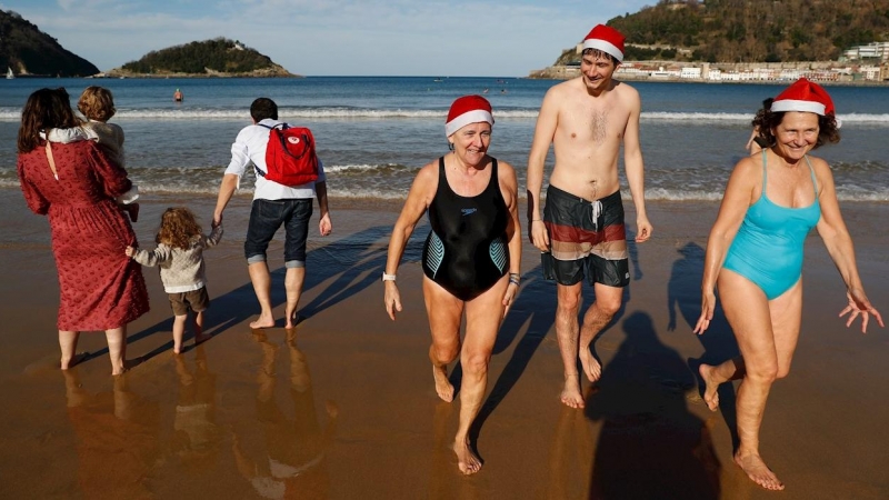 Donostiarras y turistas disfrutan de un dia soleado con altas temperaturas en la playa de la Concha de San Sebastián.