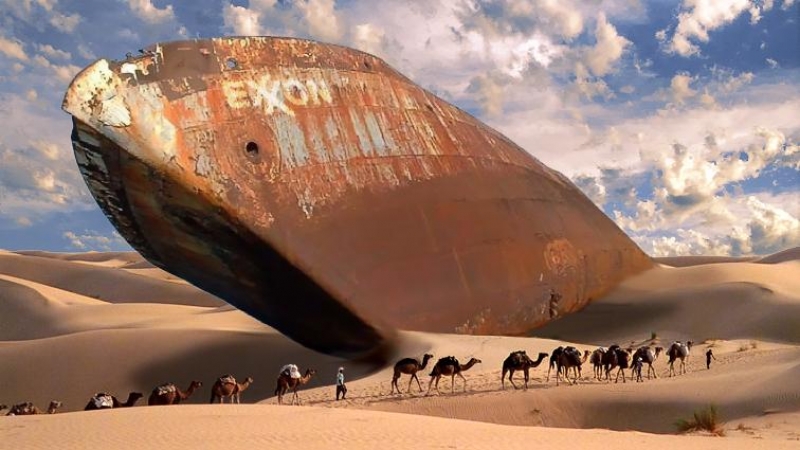 Petrolero Exxon en un desierto