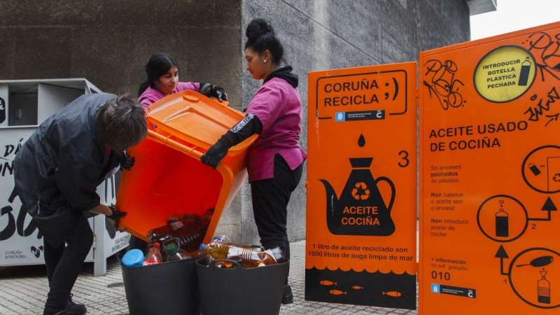 Mulleres Colleiteiras, recogida de aceite vegetal usado en uno de los contenedores de A Coruña.