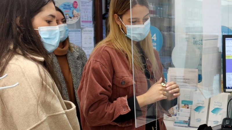 Diverses noies esperant el torn per fer-se un test d'antígens en una farmàcia.