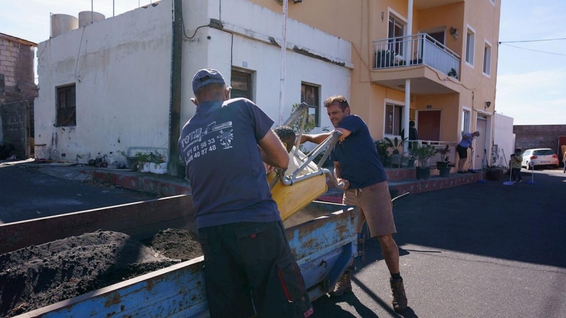 Alivio e ilusión al volver a casa en La Palma con un nuevo paisaje: el volcán