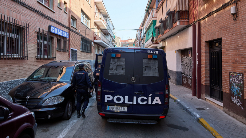 Un furgón de Policía Nacional frente a un edificio de la calle José Garrido que estaba okupado, a 20 de julio de 2021, en Madrid