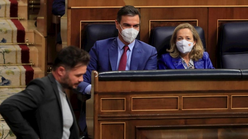 28/12/2021.- El portavoz de ERC, Gabriel Rufián, pasa ante el presidente del Gobierno, Pedro Sánchez, y la vicepresidenta primera, Nadia Calviño, durante el último pleno del año. EFE/Fernando Alvarado