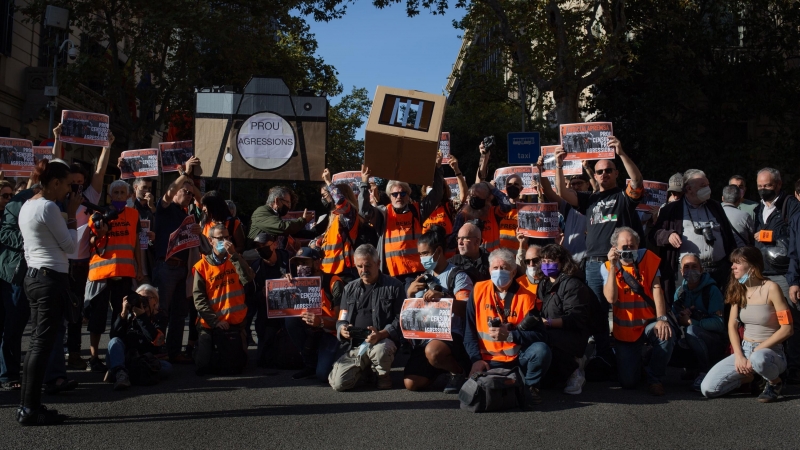 07/10/2021 Un grupo de personas se reúne durante una concentración para pedir la absolución del fotógrafo Albert García ante la Delegación del Gobierno