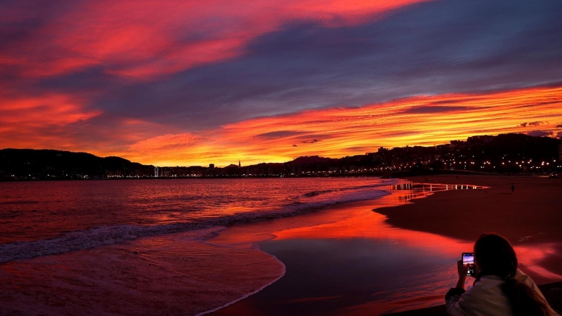 04/01/22. Amanecer en la playa de Ondarreta, donde se esperan chubascos leves, en San Sebastián, a 4 de enero de 2022.