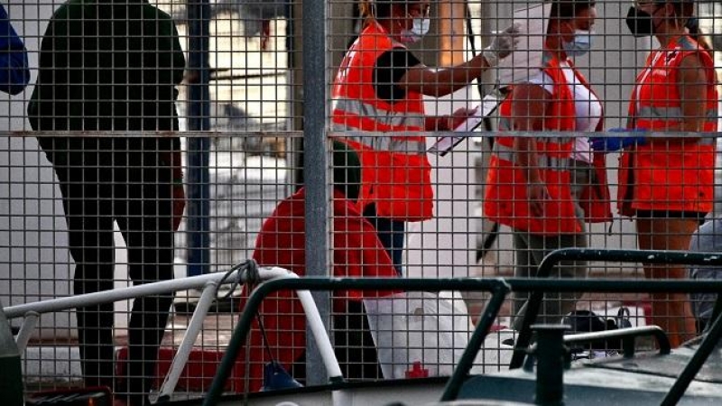 4/1/2022-Migrantes son atendidos por la Guardia Civil y la Cruz Roja, a 15 de septiembre de 2021, en Ceuta (España).