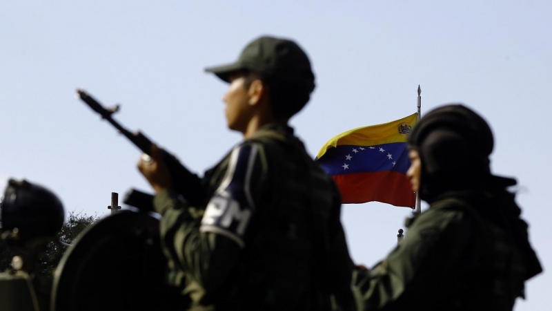 4/1/2021-Varios soldados en la cima de un tanque durante un ejercicio militar para defenderse de una posible invasión de fuerzas extranjeras a Venezuela.