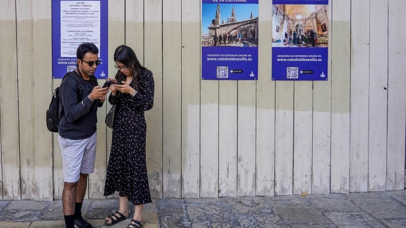 04/01/22. Turistas en las inmediaciones de la Catedral de Sevilla, en Sevilla, a 11 de octubre de 2021.