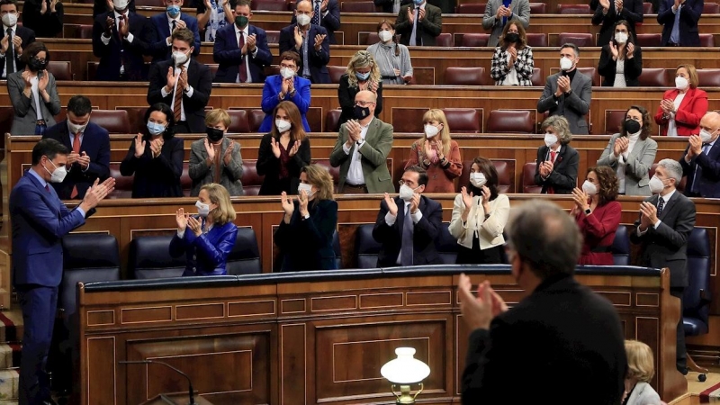 28/12/2021.- El presidente del Gobierno, Pedro Sánchez (i), recibe los aplausos de los miembros del Gobierno y de la bancada socialista tras la aprobación este martes de manera definitiva de los Presupuestos de 2022, los segundos del Gobierno de coalición