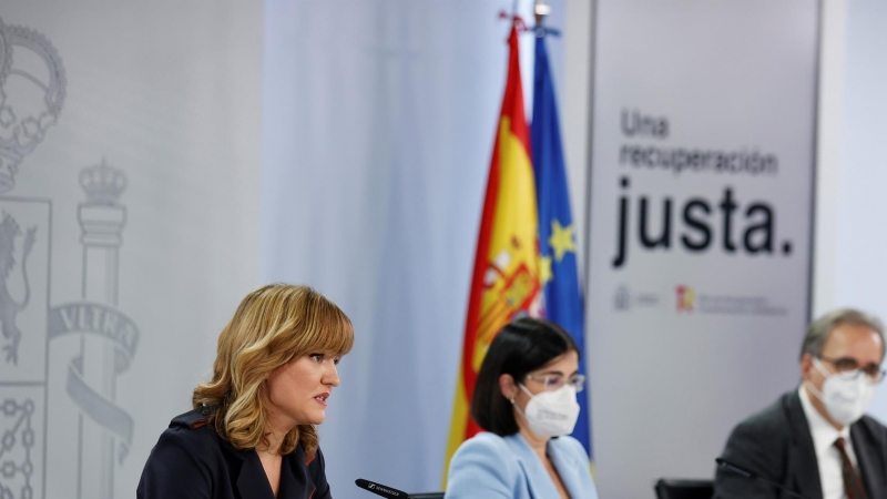 Los ministros de Sanidad, Carolina Darias (c); de Educación, Pilar Alegría (i), y de Universidades, Joan Subirats (d), durante la rueda de prensa ofrecida al término del Consejo de ministros, este martes en Moncloa.