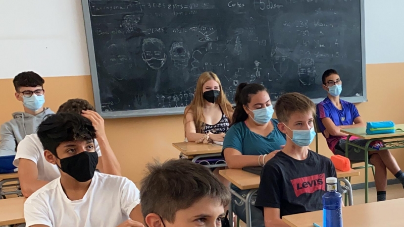 Un grup classe de secundària de l'Institut Escola d'Oliana (Alt Urgell) el primer dia de curs escolar.