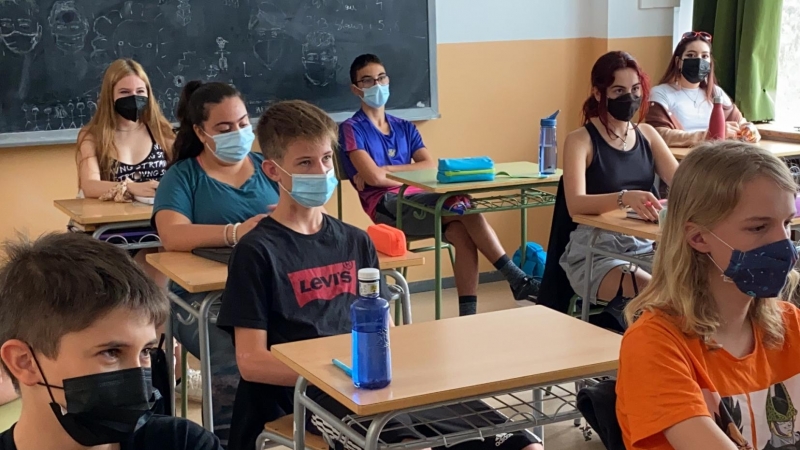 Un grup classe de secundària de l'Institut Escola d'Oliana (Alt Urgell) el primer dia de curs escolar.