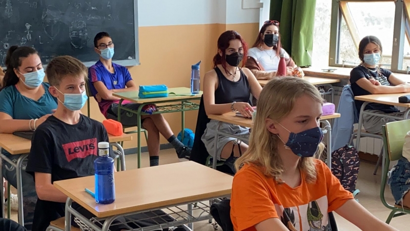 Un grup classe de secundària de l'Institut Escola d'Oliana (Alt Urgell) el primer dia de curs escolar.