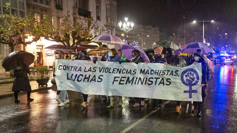 25/11/2021 Un grupo de personas participa en una manifestación contra la violencia machista en Santander