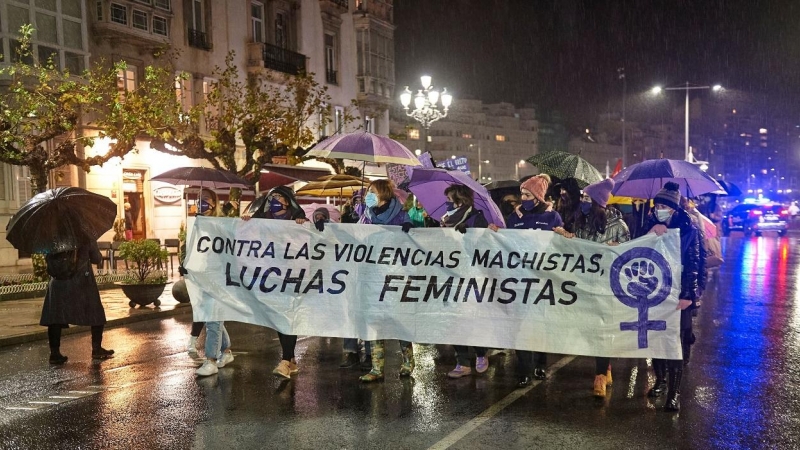 25/11/2021 Un grupo de personas participa en una manifestación contra la violencia machista en Santander