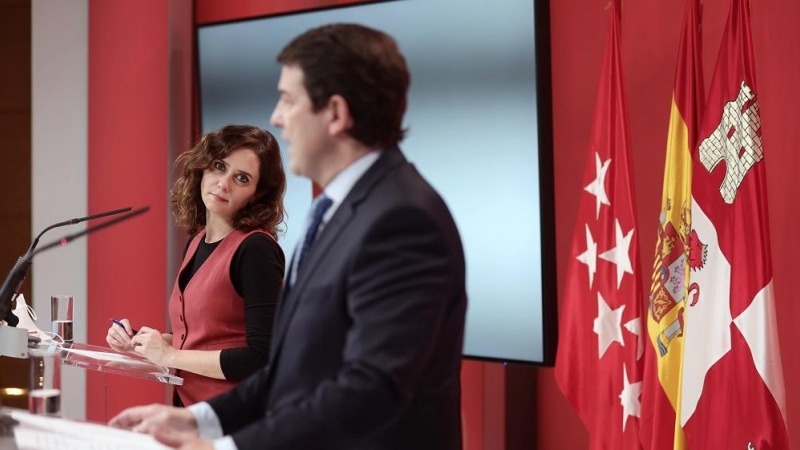 La presidenta de la Comunidad de Madrid, Isabel Díaz Ayuso y el presidente de la Junta de Castilla y León, Alfonso Fernández Mañueco, en una rueda de prensa después de una reunión, en la Real Casa de Correos, a 29 de noviembre de 2021, en Madrid (España).