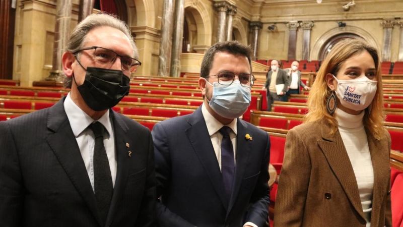 El president del Govern, Pere Aragonès; el conseller d'Economia, Jaume Giró; i la líder dels comuns, Jéssica Albiach, al saló de plens després que el Parlament aprovés els pressupostos.