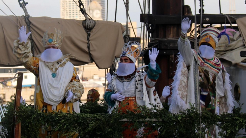 Els tres Reis d'Orient saludant des del pailebot Santa Eulàlia, al Port de Barcelona.