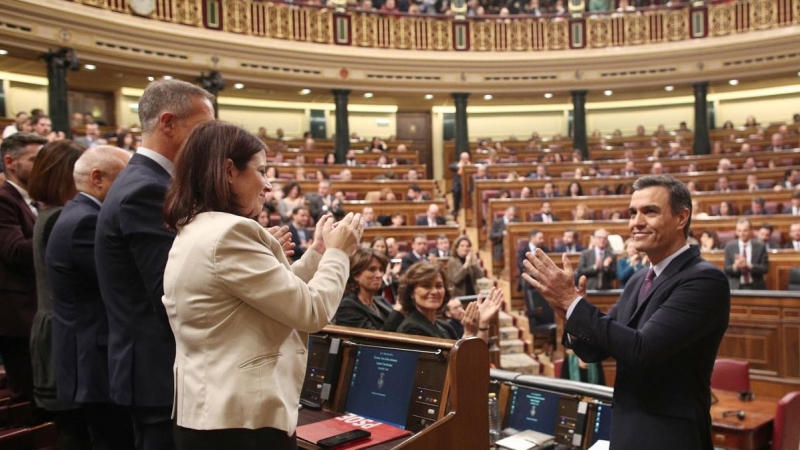 04/01/2020.- El presidente de Gobierno, Pedro Sánchez, es aplaudido por su compañeros del PSOE tras pronunciar su discurso de investidura. Eduardo Parra / Europa Press