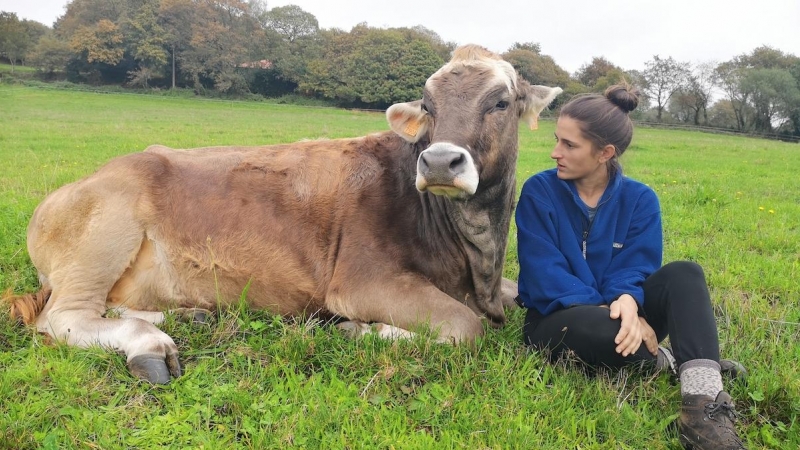 La ganadera Ana Corredoira, con una vaca en su explotación de A Cernada.