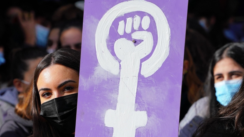 25/11/2021 Una alumna de la Universidad de Santiago con un cartel feminista durante una sentada feminista