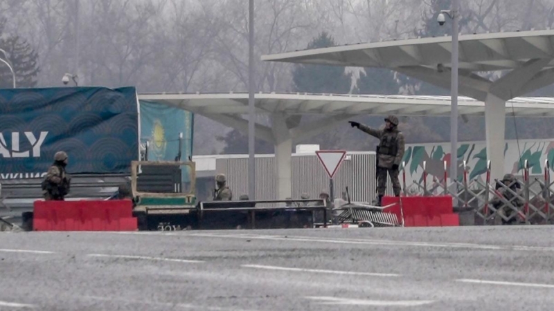 Imagen fija tomada de un video de AFPTV que muestra a militares bloqueando una calle en el centro de Almaty el 7 de enero de 2022.