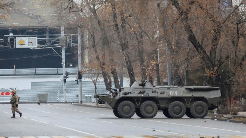 Un miembro del servicio kazajo camina cerca de un transporte blindado tras las protestas provocadas por el aumento del precio del combustible en Almaty, Kazajistán, el 7 de enero de 2022.